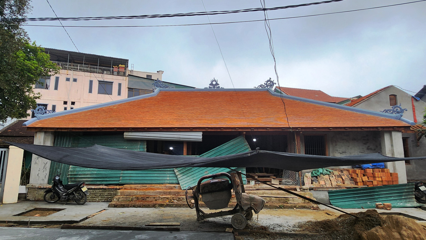 Di tích sau gần 1 năm trùng tu đã dần được khôi phục, “sống lại” những nét xưa. Mái ngói xưa của ngôi nhà một thời đổ nát, rơi rụng đã được tôn tạo lại. Di tích sau gần 1 năm trùng tu đã dần được khôi phục, “sống lại” những nét xưa. Mái ngói xưa của ngôi nhà một thời đổ nát, rơi rụng đã được tôn tạo lại.