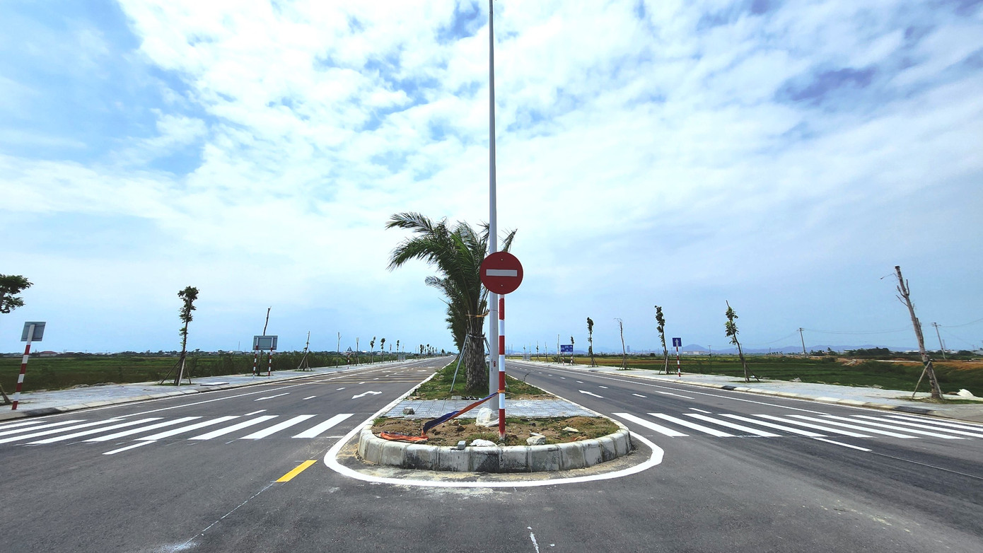 Được biết, dự án giao thông Phú Mỹ - Thuận An khởi công từ năm 2018, chiều dài toàn tuyến đường hơn 4km. Công trình chậm hoàn thành so với kế hoạch (dự kiến khánh thành vào năm 2022) từng đội vốn đầu tư từ gần 345 tỷ đồng lên 371,8 tỷ đồng (tăng thêm gần 27 tỷ đồng).