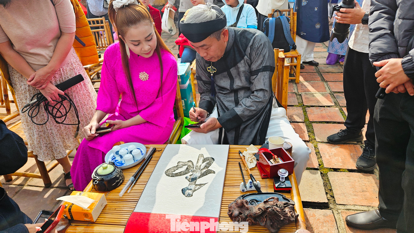 Trình diễn thư pháp, tặng chữ tại Phong vị Tết Huế cũng là chương trình được nhiều du khách mong đợi, hưởng ứng nhiệt tình.