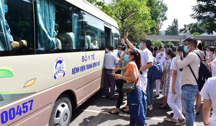 Đoàn công tác tình nguyện của Bệnh viện T.Ư Huế xuất quân đợt này sẽ làm việc tại Trung tâm hồi sức tích cực người bệnh COVID-19 trực thuộc Bệnh viện T.Ư Huế (đóng tại TPHCM) Đoàn công tác tình nguyện của Bệnh viện T.Ư Huế xuất quân đợt này sẽ làm việc tại Trung tâm hồi sức tích cực người bệnh COVID-19 trực thuộc Bệnh viện T.Ư Huế (đóng tại TPHCM)