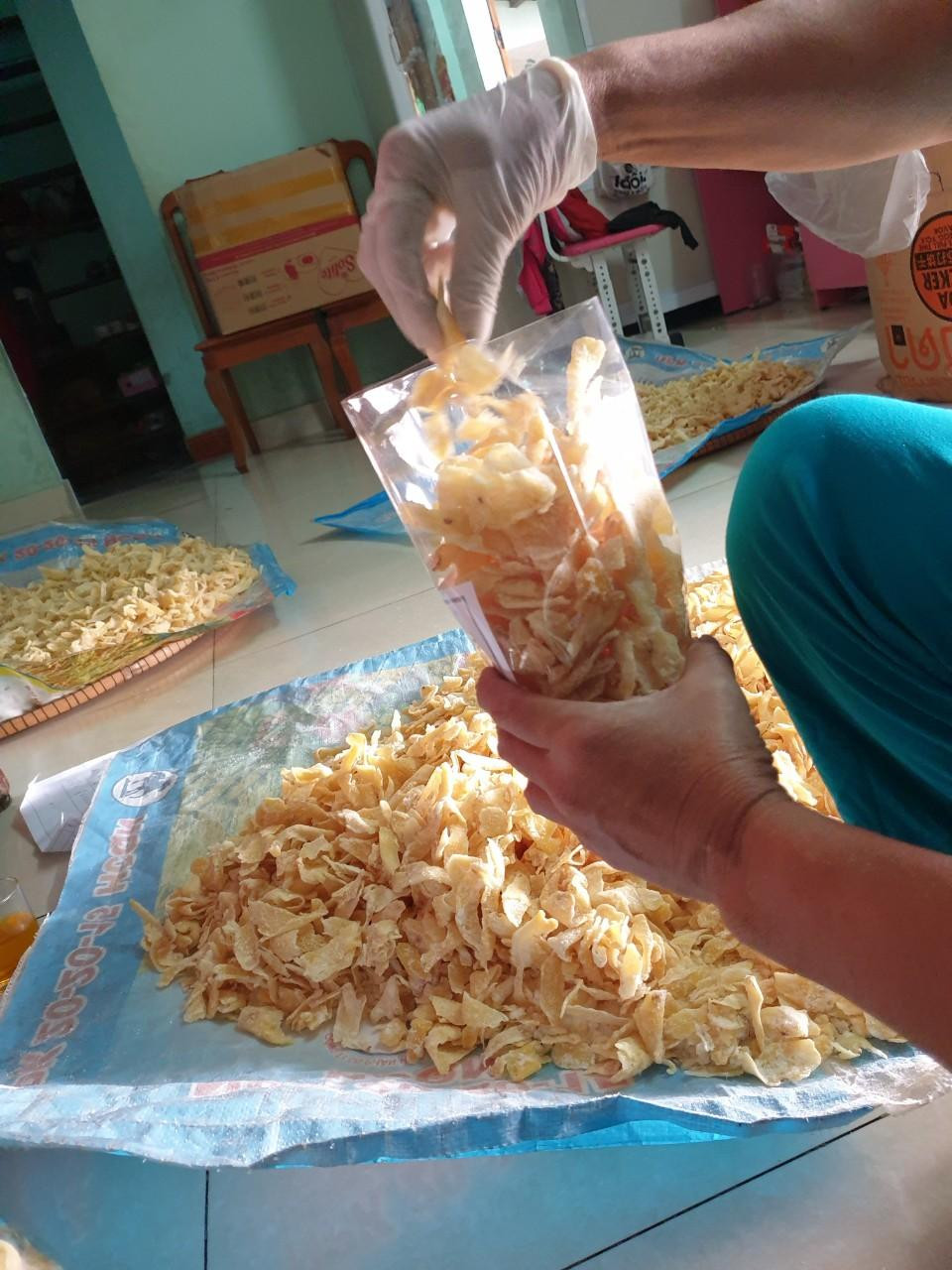 Năm nay, do ảnh hưởng dịch bệnh COVID-19, các cơ sở mứt gừng chưa nhận được nhiều đơn hàng lớn từ thị trường truyền thống các tỉnh. Tuy nhiên, dịp cận Tết Nhâm Dần, các lò mứt lớn ở Kim Long vẫn đỏ lửa và mỗi ngày cũng xuất ra thị trường từ 1-3 tạ sản phẩm.