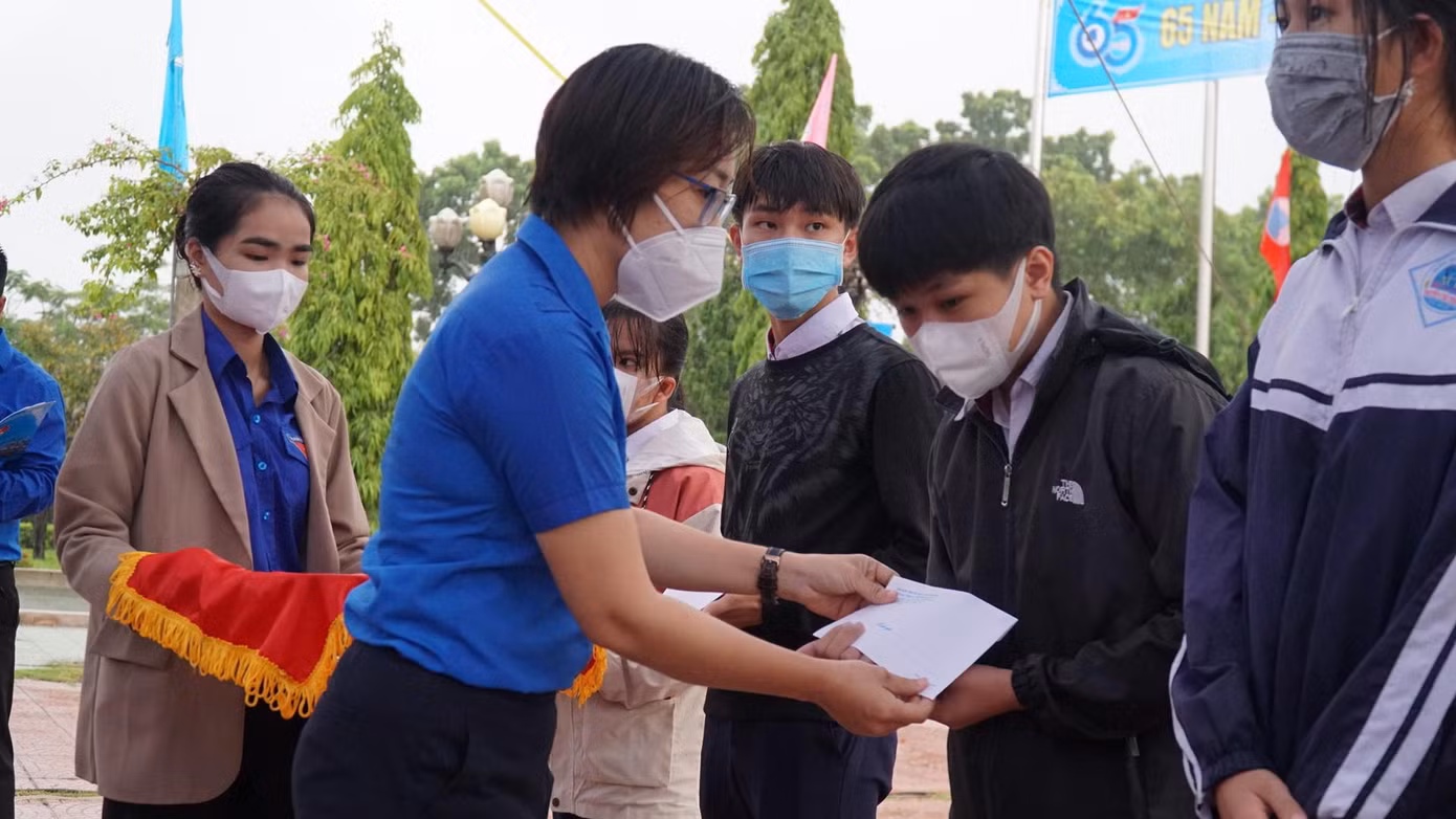 Trao học bổng cho học sinh nghèo vượt khó