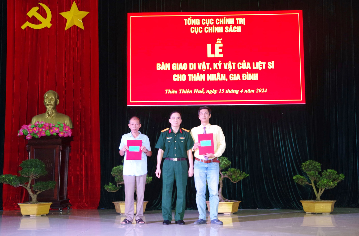 Đại tá Dương Văn Bảo - Phó Trưởng phòng Thương binh liệt sĩ - Người có công, Cục Chính sách, trao kỷ vật cho thân nhân 2 gia đình liệt sĩ. Đại tá Dương Văn Bảo - Phó Trưởng phòng Thương binh liệt sĩ - Người có công, Cục Chính sách, trao kỷ vật cho thân nhân 2 gia đình liệt sĩ.