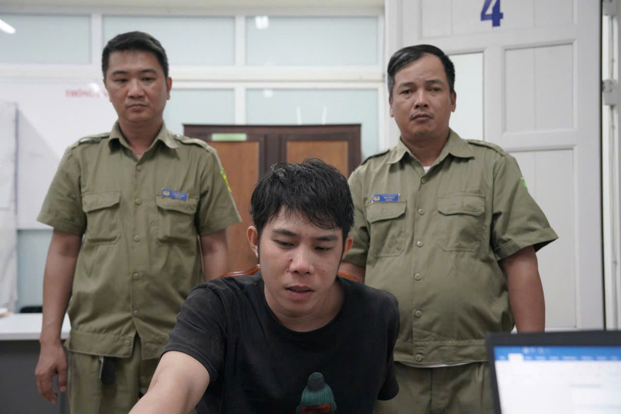 Đối tượng gây ra vụ cướp tài sản táo tợn Nguyễn Văn Lộc (áo đen).