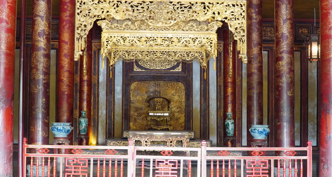 Đối với chiếc Bửu tán và bục đặt ngai vàng, đây là hai hạng mục vẫn còn nguyên vẹn nên không can thiệp, được bao bọc bằng hệ khung thép, lợp tôn bảo quản nguyên vị trí trong suốt quá trình thi công. Đơn vị thi công chỉ tháo dỡ 3 bộ cửa võng khu vực Bửu tán để chuyển vào kho bảo quản.