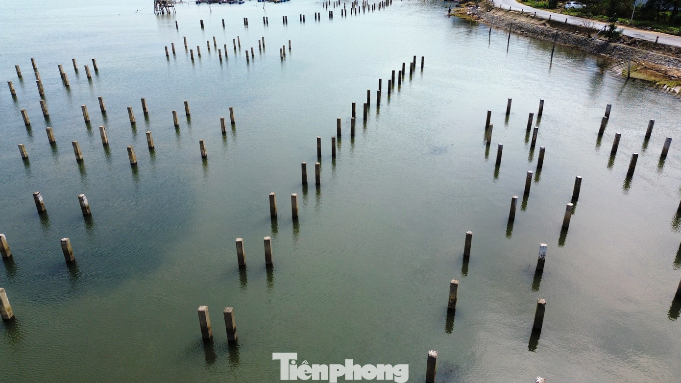 Nhiều năm trôi qua, công trình thuộc Khu du lịch - Bến thuyền - Thể thao dưới nước Lăng Cô của Công ty CP Du lịch Đảo Ngọc thường xuyên nằm trong danh sách các dự án chậm tiến độ, buộc HĐND, UBND tỉnh TT-Huế có các văn bản yêu cầu kiểm tra, giám sát, đôn đốc thực hiện hoặc xử lý theo quy định về pháp luật đầu tư.