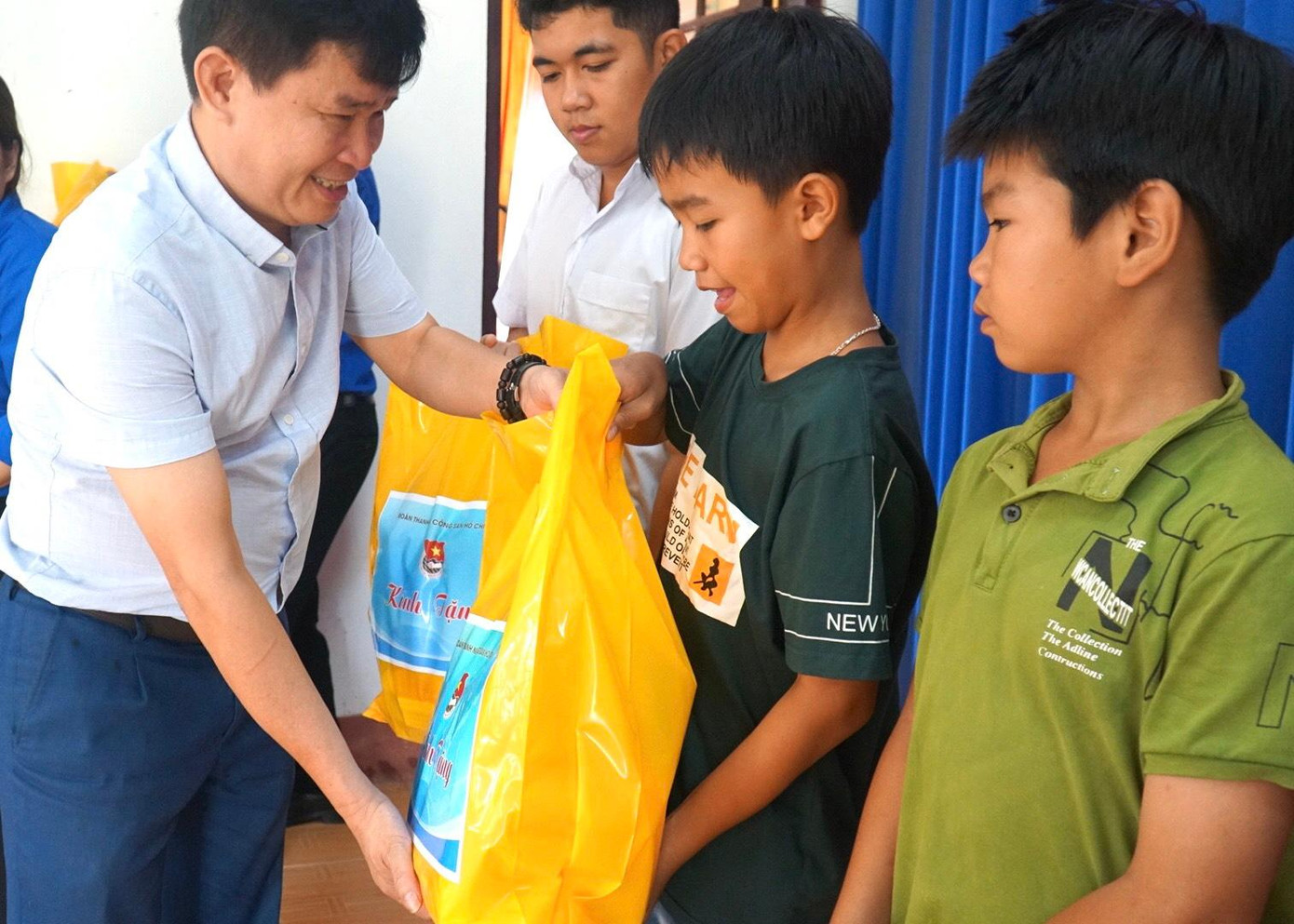 Tặng quà cho thiếu nhi, học sinh huyện A Lưới Tặng quà cho thiếu nhi, học sinh huyện A Lưới