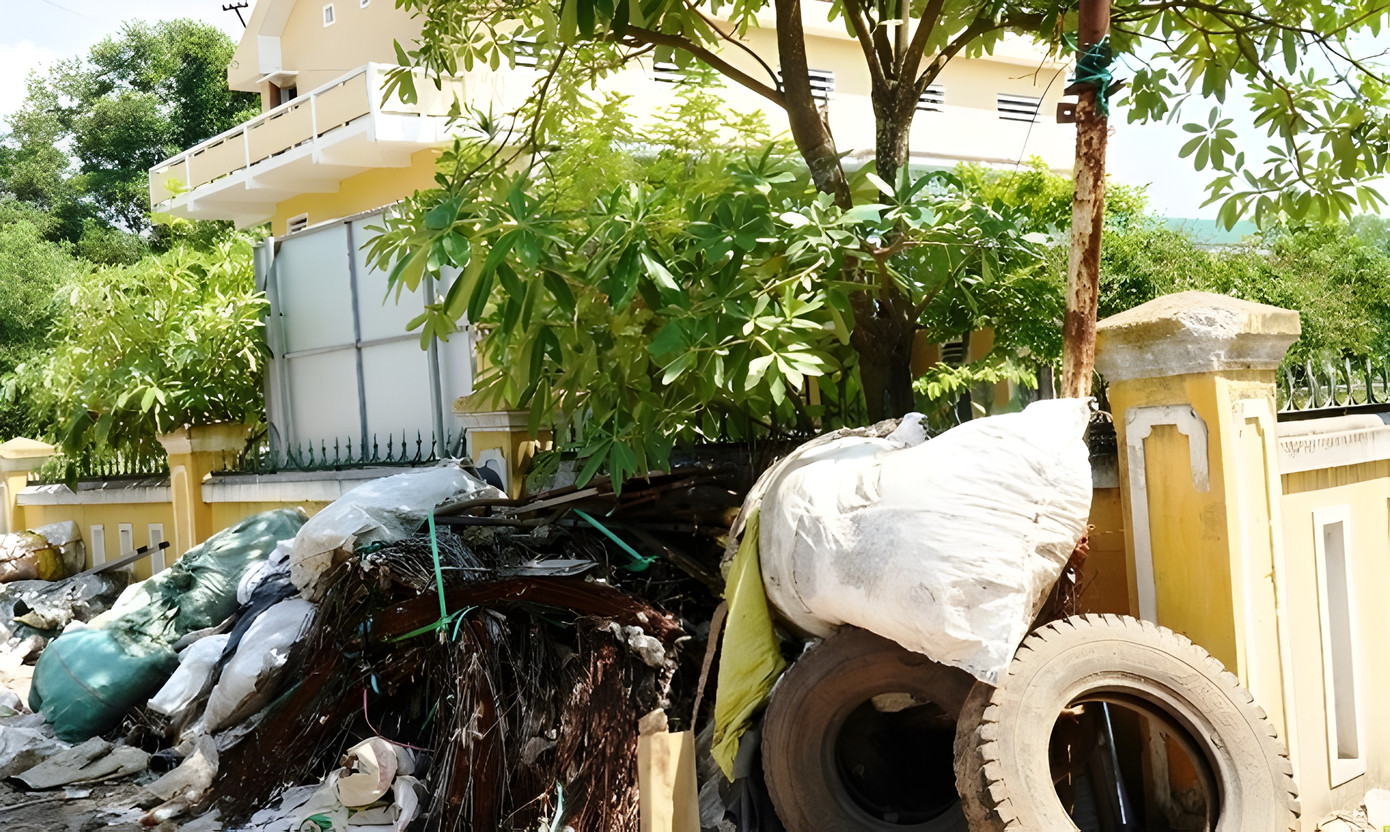 Khu vực thực hiện dự án rộng 1,47 ha, nằm ở vùng gò đồi phía tây phường Thủy Châu, ngay cạnh tuyến Quốc lộ 1 nhánh tránh TP Huế. Mục tiêu dự án nhằm di dời hàng chục cơ sở kinh doanh phế liệu gây ô nhiễm và tiềm ẩn nguy cơ cháy nổ trên địa bàn phường Thủy Châu và thị xã Hương Thủy ra khỏi khu vực dân cư. (Trong ảnh là tình trạng “rác” phế liệu bủa vây Trạm y tế phường Thủy Châu).