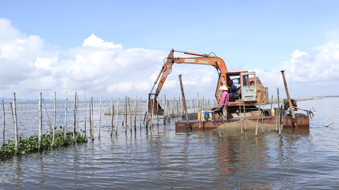 Phần lớn diện tích vây lưới đều mang tính tự phát, lấn chiếm, làm mật độ trộ sáo trở nên dày đặc, không chỉ phá vỡ tính bền vững trong khai thác thủy sản đầm phá, mà còn ảnh hưởng sản xuất nông nghiệp và các mối quan hệ vùng ven bờ, đặc biệt gây nguy cơ lây lan dịch bệnh trên diện rộng đối với các loài thủy sinh.