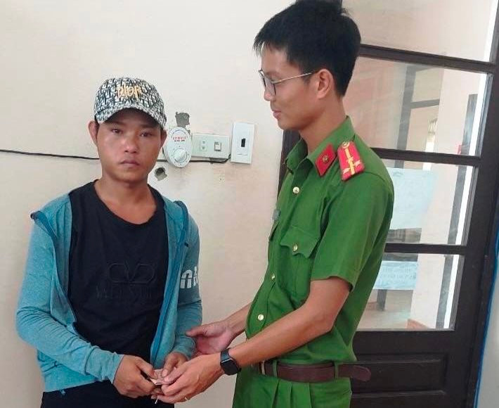 Công an hỗ trợ anh Lò Văn E sau khi đi làm phu vàng bị chủ bãi lừa, không trả tiền công.