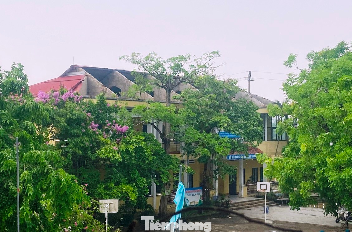 Giông lốc cuốn bay mái phòng học Trường tiểu học Phú Lương 1, huyện Phú Vang, TT-Huế.