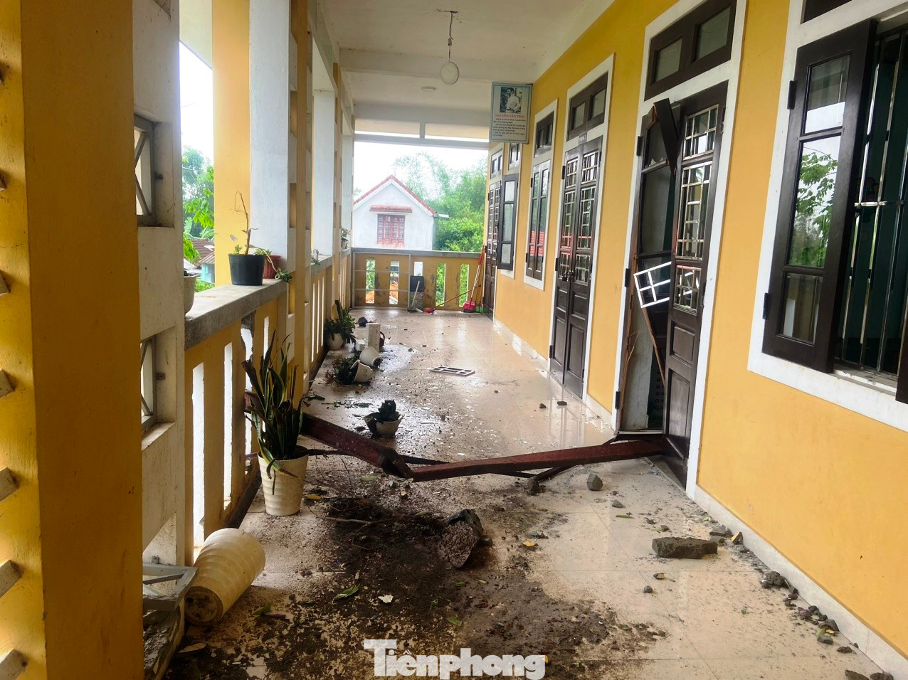 Phòng ốc ngổn ngang sau trận lốc. Phòng ốc ngổn ngang sau trận lốc.