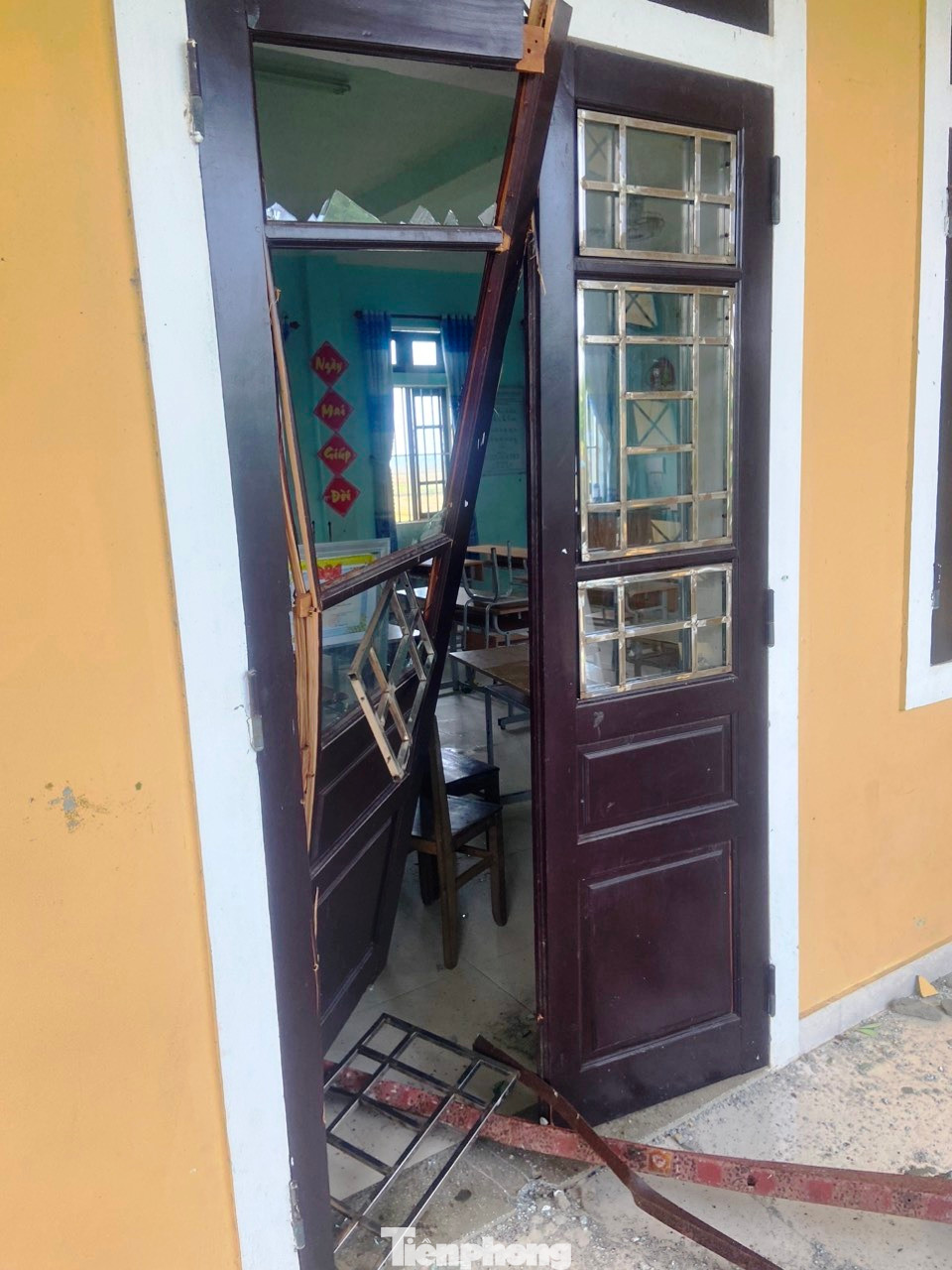 Cửa chính phòng học bị hư hỏng. Cửa chính phòng học bị hư hỏng.