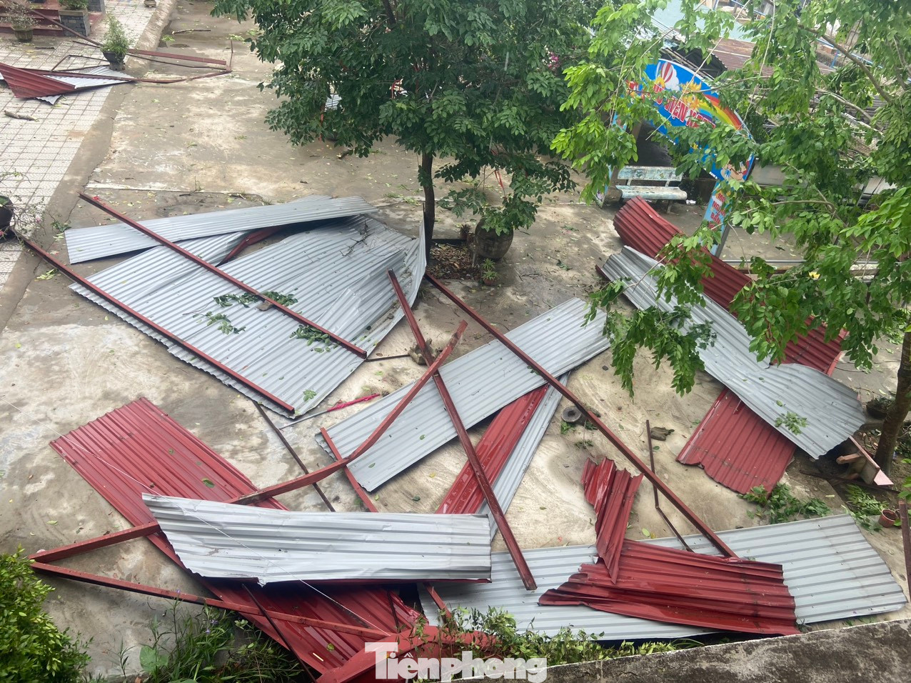 Phần mái một ngôi trường tại huyện Phú Vang bị gió lốc thổi bay.
