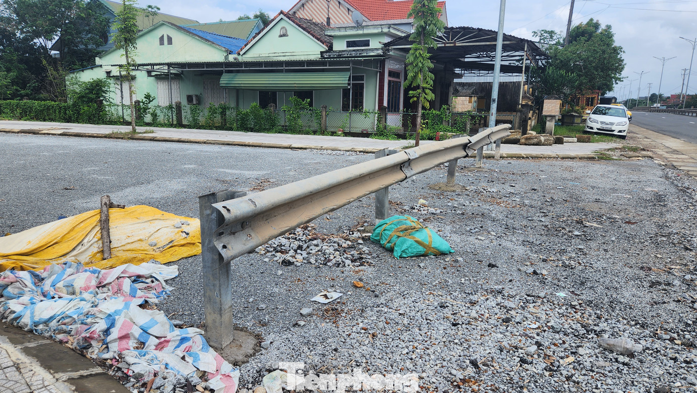 Ông Nguyễn Văn Hiệp - Giám đốc Ban đầu tư và Xây dựng khu vực huyện Phú Lộc - cho hay, đơn vị từng có tờ trình gửi cơ quan chức năng xin đấu nối tuyến đường vào quốc lộ 1 tại vị trí Km 850+100 đoạn qua xã Lộc Sơn từ năm 2022 nhưng đến nay vẫn chưa được giải quyết.