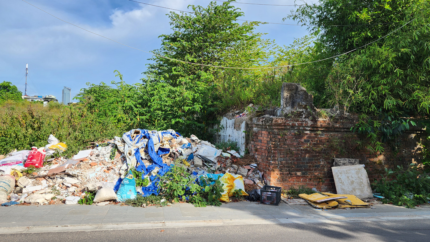 Rác thải, xà bần, vật thải xây dựng chất đống, nhan nhản tại khu vực Eo bầu dưới chân Thượng thành Huế dọc đường Xuân 68. Rác thải, xà bần, vật thải xây dựng chất đống, nhan nhản tại khu vực Eo bầu dưới chân Thượng thành Huế dọc đường Xuân 68.