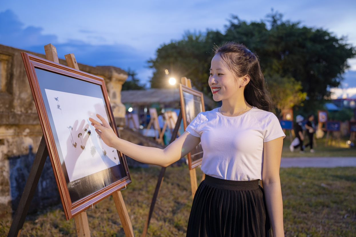 Du khách trải nghiệm, tham quan triển lãm về chủ đề sen Huế. Ảnh: Đình Hoàng Du khách trải nghiệm, tham quan triển lãm về chủ đề sen Huế. Ảnh: Đình Hoàng