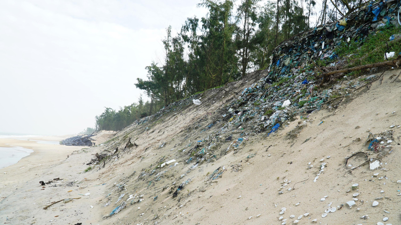 Sau những trận mưa lớn kèm triều cường, gió mùa đông bắc thời gian vừa qua, vùng bờ biển huyện Phú Vang (tỉnh TT-Huế), đặc biệt là khu vực bãi biển xã Phú Thuận và vùng giáp ranh bỗng xuất hiện rất nhiều rác thải nhựa, chất thải rắn trôi dạt, tấp vào bờ, gây ảnh hưởng đến mỹ quan, môi trường, sinh thái biển.
