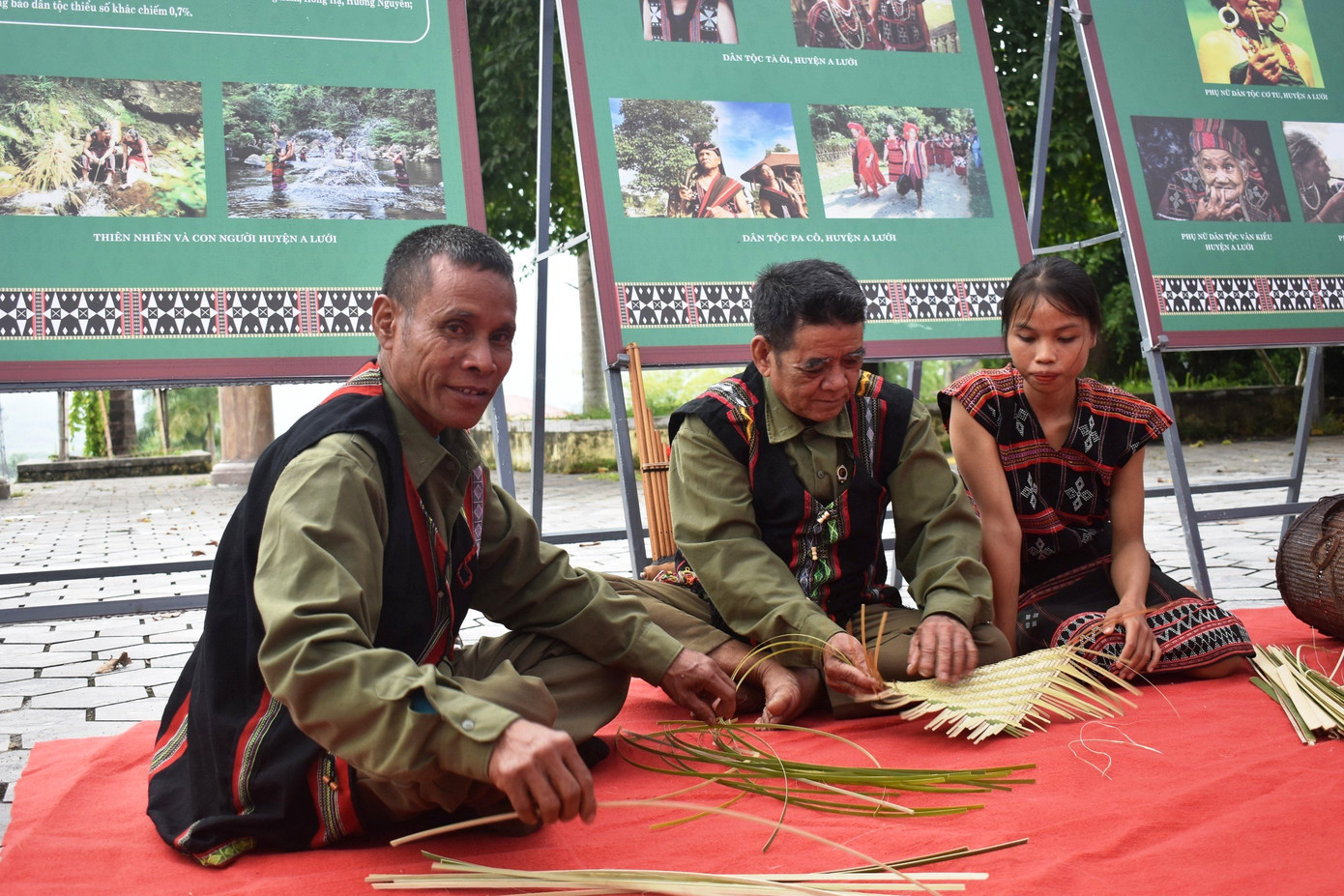 Trình diễn nghề thủ công đan lát của người dân vùng đồng bào dân tộc thiểu số.