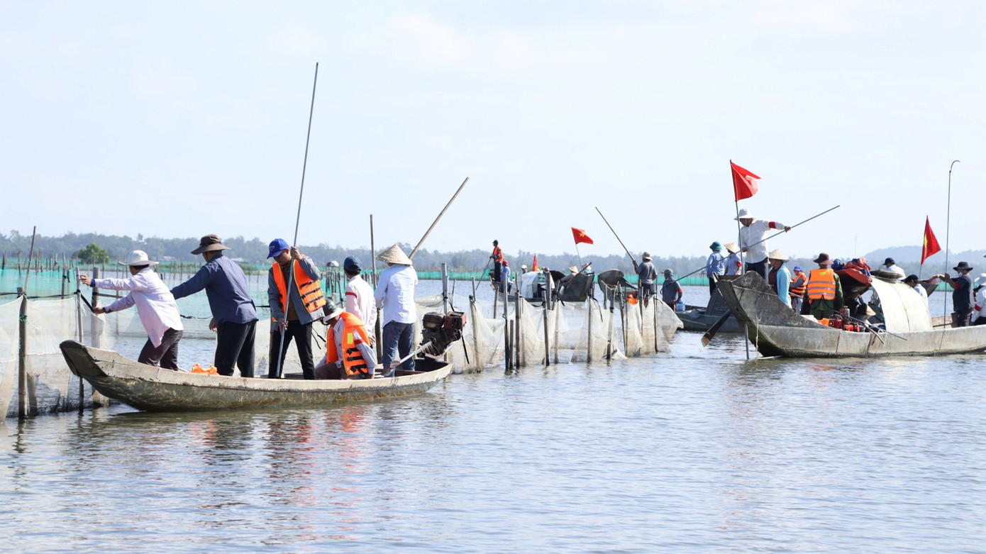 Ngày 30/10, ông Nguyễn Văn Chính - Phó Chủ tịch UBND huyện Phú Vang, Trưởng Ban chỉ đạo tháo dỡ vây lưới lấn chiếm trên đầm phá, cho biết, lực lượng chức năng của huyện vừa ra quân tuyên truyền, vận động người dân tháo dỡ, nhằm lập lại trật tự nuôi trồng, đánh bắt thủy sản trên vùng đầm phá thuộc địa phận xã Vinh Hà, huyện Phú Vang.