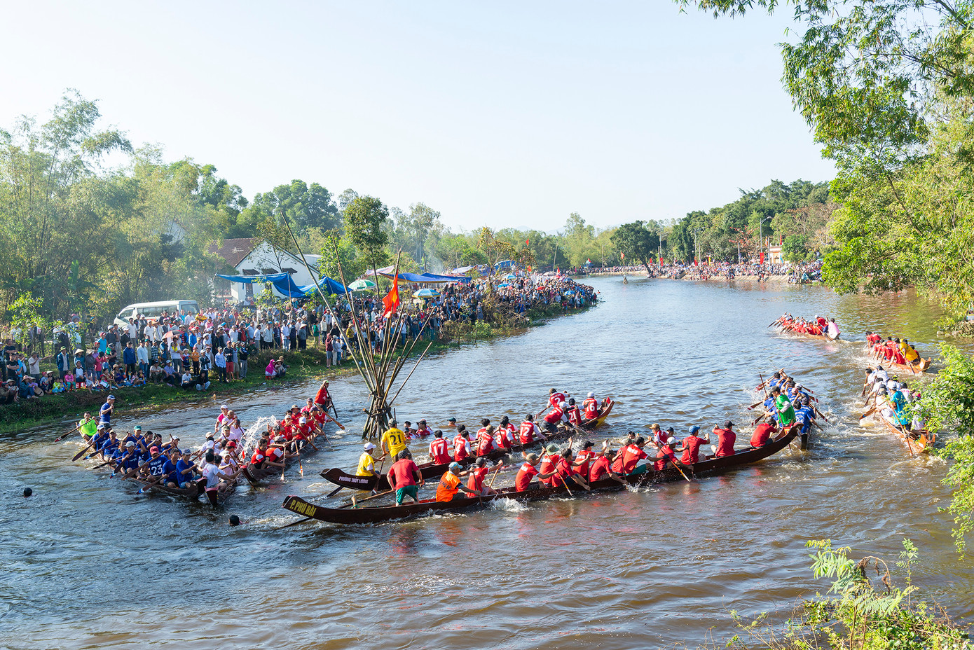 Những cú "lộn vè" (vượt qua mốc quay) hấp dẫn và đầy nguy hiểm dễ dẫn đến sự cố lật trải. Ảnh: Hoàng Hải.