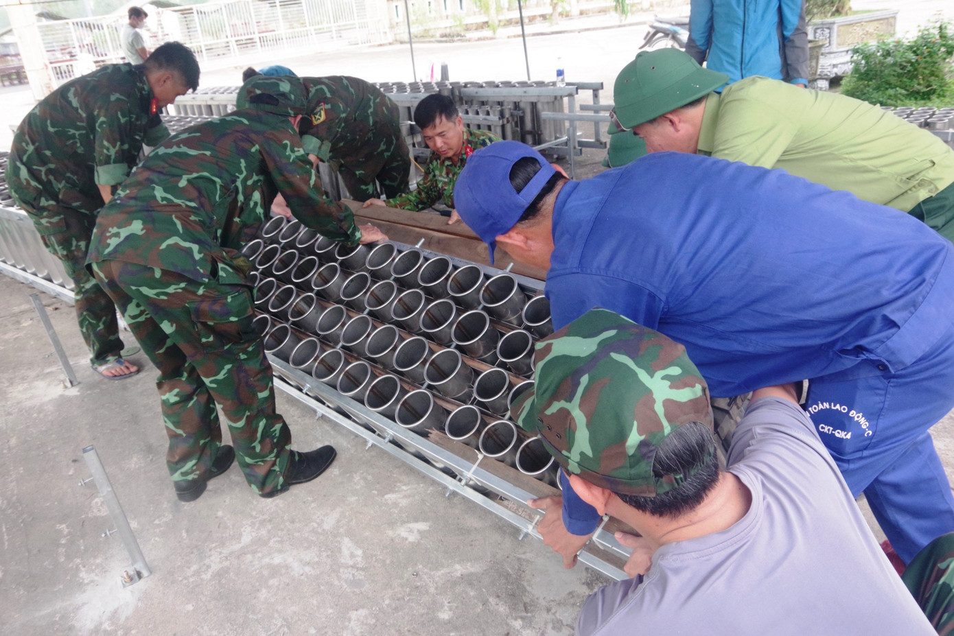 Thời tiết Huế từ 2 hôm trở lại đây chuyển rét đậm kèm theo mưa dầm. Tuy nhiên, gần 100 cán bộ, chiến sĩ thuộc Bộ CHQS tỉnh TT-Huế không quản khó khăn, vất vả đã khẩn trương, linh hoạt triển khai công tác chuẩn bị để sẵn sàng phục vụ người dân, du khách trong thời khắc Giao thừa. Thời tiết Huế từ 2 hôm trở lại đây chuyển rét đậm kèm theo mưa dầm. Tuy nhiên, gần 100 cán bộ, chiến sĩ thuộc Bộ CHQS tỉnh TT-Huế không quản khó khăn, vất vả đã khẩn trương, linh hoạt triển khai công tác chuẩn bị để sẵn sàng phục vụ người dân, du khách trong thời khắc Giao thừa.