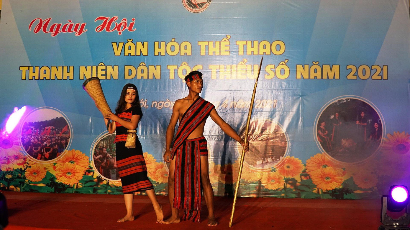 Nam thanh nữ tú vùng cao gây ấn tượng trong trang phục truyền thống của đồng bào dân tộc thiểu số.