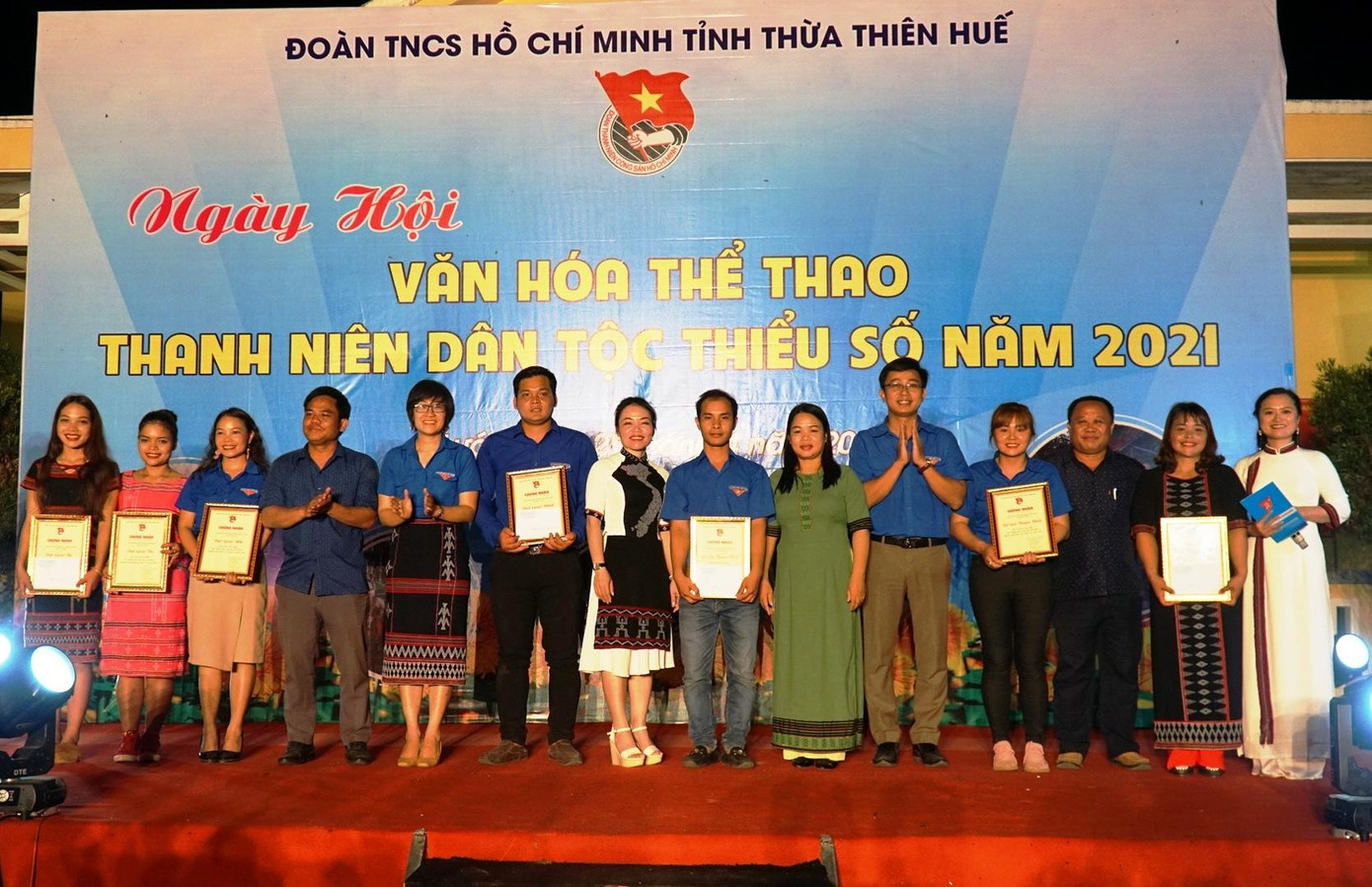Trao giải hội thi văn nghệ tại ngày hội.