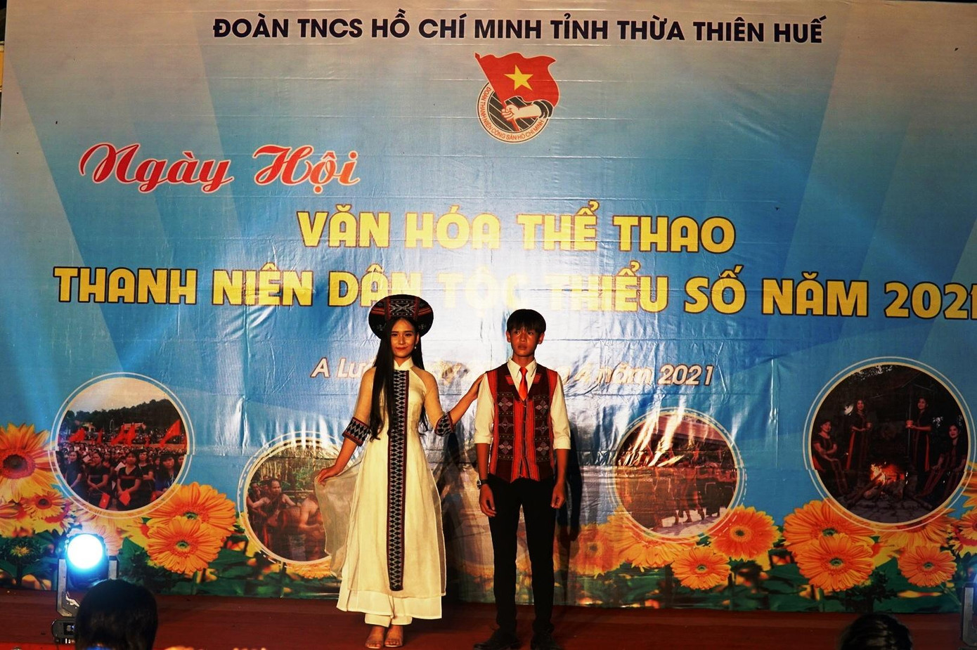 Thi biểu diễn trang phục truyền thống vùng cao.