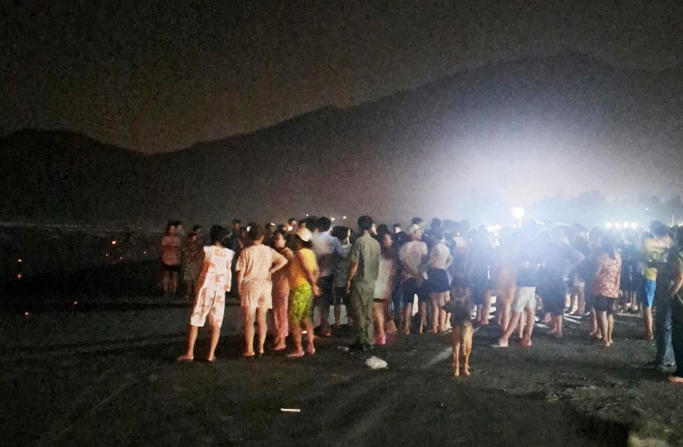 Lực lượng chức năng tỉnh TT-Huế tổ chức tìm kiếm cháu bé mất tích tại vùng biển Lăng Cô nhiều ngày qua nhưng chưa có kết quả. Ảnh: CTV