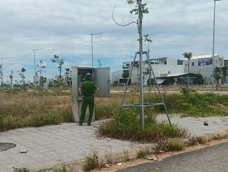 Công an kiểm tra hiện trường vụ trộm cắp thiết bị điện tại khu vực dự án hạ tầng tái định cư Bắc Hương Sơ, khu vực 10, phường Hương Sơ, quận Phú Xuân, Huế. Công an kiểm tra hiện trường vụ trộm cắp thiết bị điện tại khu vực dự án hạ tầng tái định cư Bắc Hương Sơ, khu vực 10, phường Hương Sơ, quận Phú Xuân, Huế.