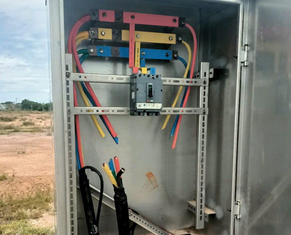 Các tủ điện hạ thế bị cạy mở, cắt trộm dây dẫn gây thiệt hại cho nhà thầu xây lắp, ảnh hưởng an ninh trật tự địa phương. Các tủ điện hạ thế bị cạy mở, cắt trộm dây dẫn gây thiệt hại cho nhà thầu xây lắp, ảnh hưởng an ninh trật tự địa phương.