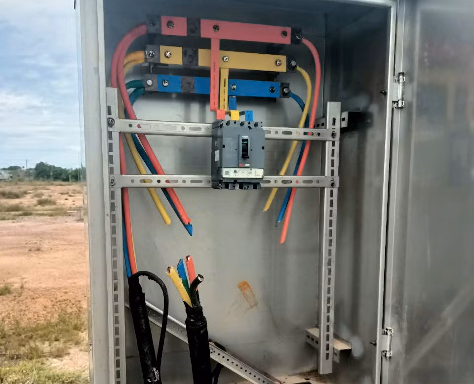 Các tủ điện hạ thế bị cạy mở, cắt trộm dây dẫn gây thiệt hại cho nhà thầu xây lắp, ảnh hưởng an ninh trật tự địa phương.