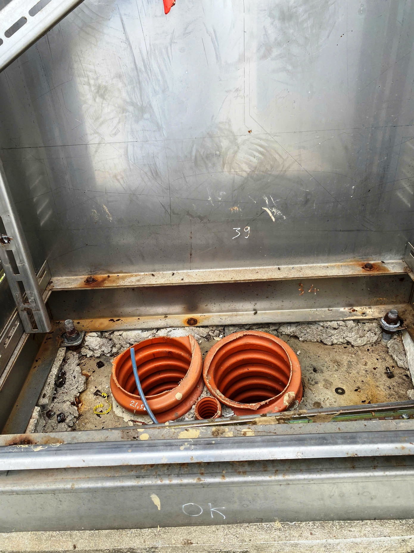 Dây dẫn điện đã bị kẻ trộm "rút ruột" khỏi các ống nhựa bảo vệ. Dây dẫn điện đã bị kẻ trộm "rút ruột" khỏi các ống nhựa bảo vệ.