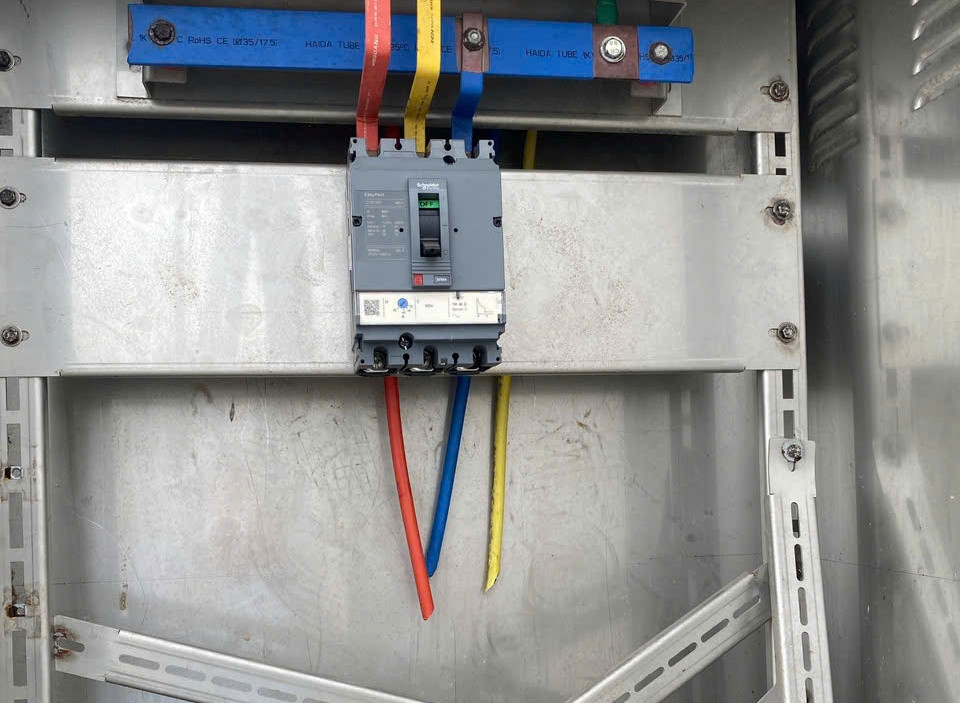 Các tủ điện hạ thế bị cạy mở, cắt trộm dây dẫn gây thiệt hại cho nhà thầu xây lắp, ảnh hưởng an ninh trật tự địa phương. Các tủ điện hạ thế bị cạy mở, cắt trộm dây dẫn gây thiệt hại cho nhà thầu xây lắp, ảnh hưởng an ninh trật tự địa phương.