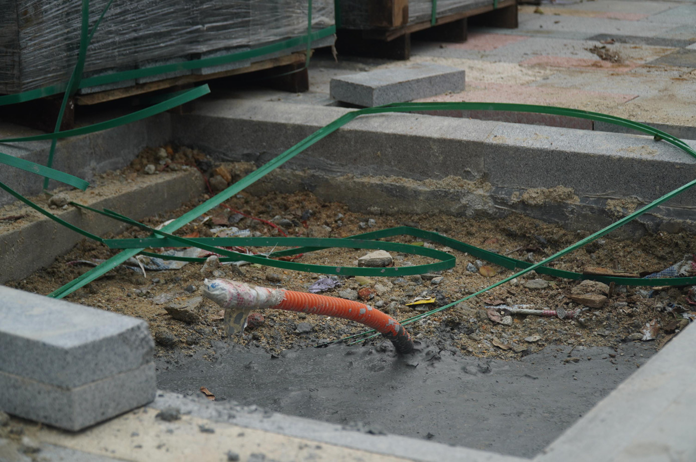 Các hạ tầng liên quan đến hệ thống điện trên phố đi bộ vẫn chưa hoàn thành.