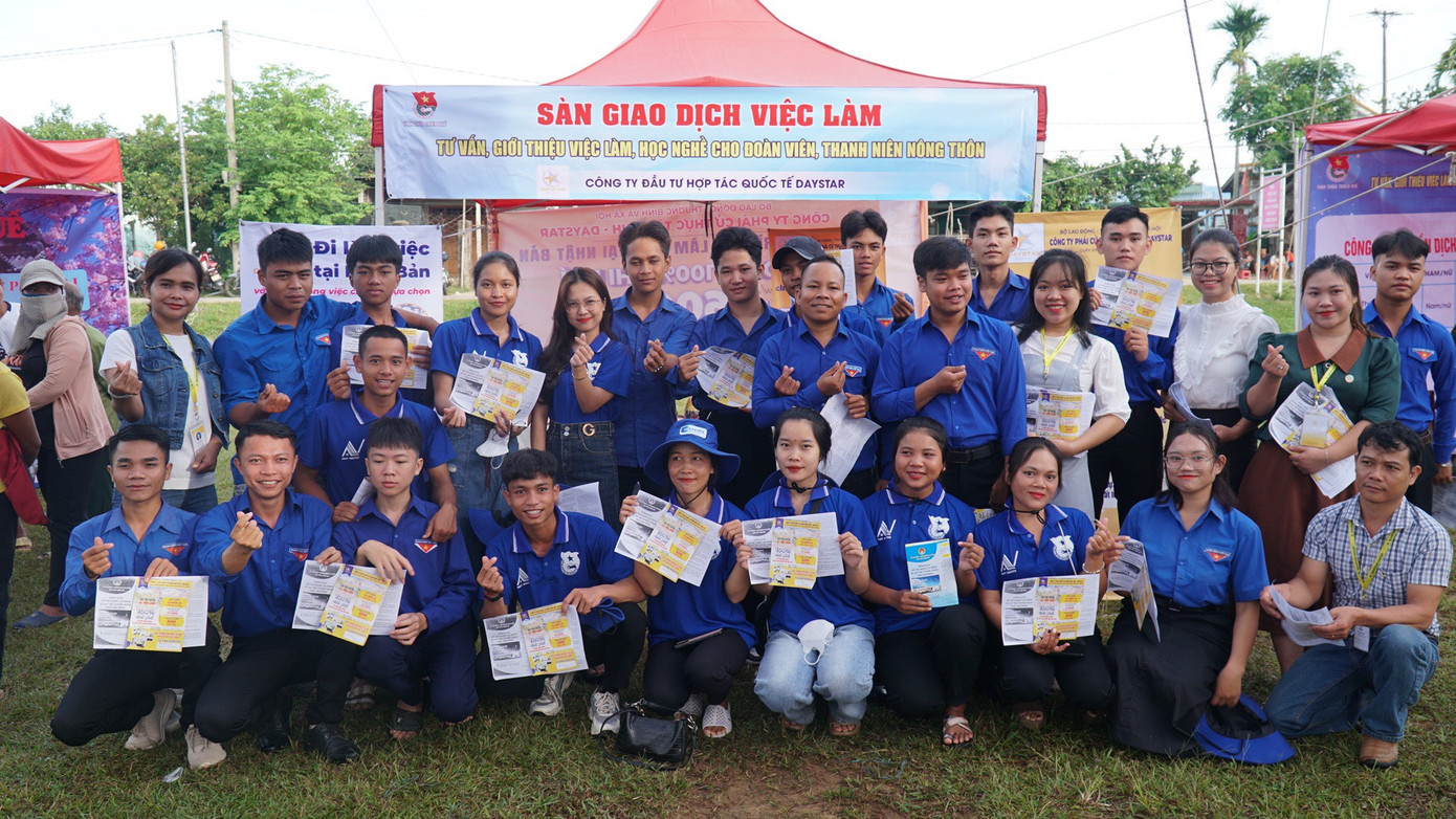 Giới thiệu sàn giao dịch việc làm cho tuổi trẻ vùng cao A Lưới.