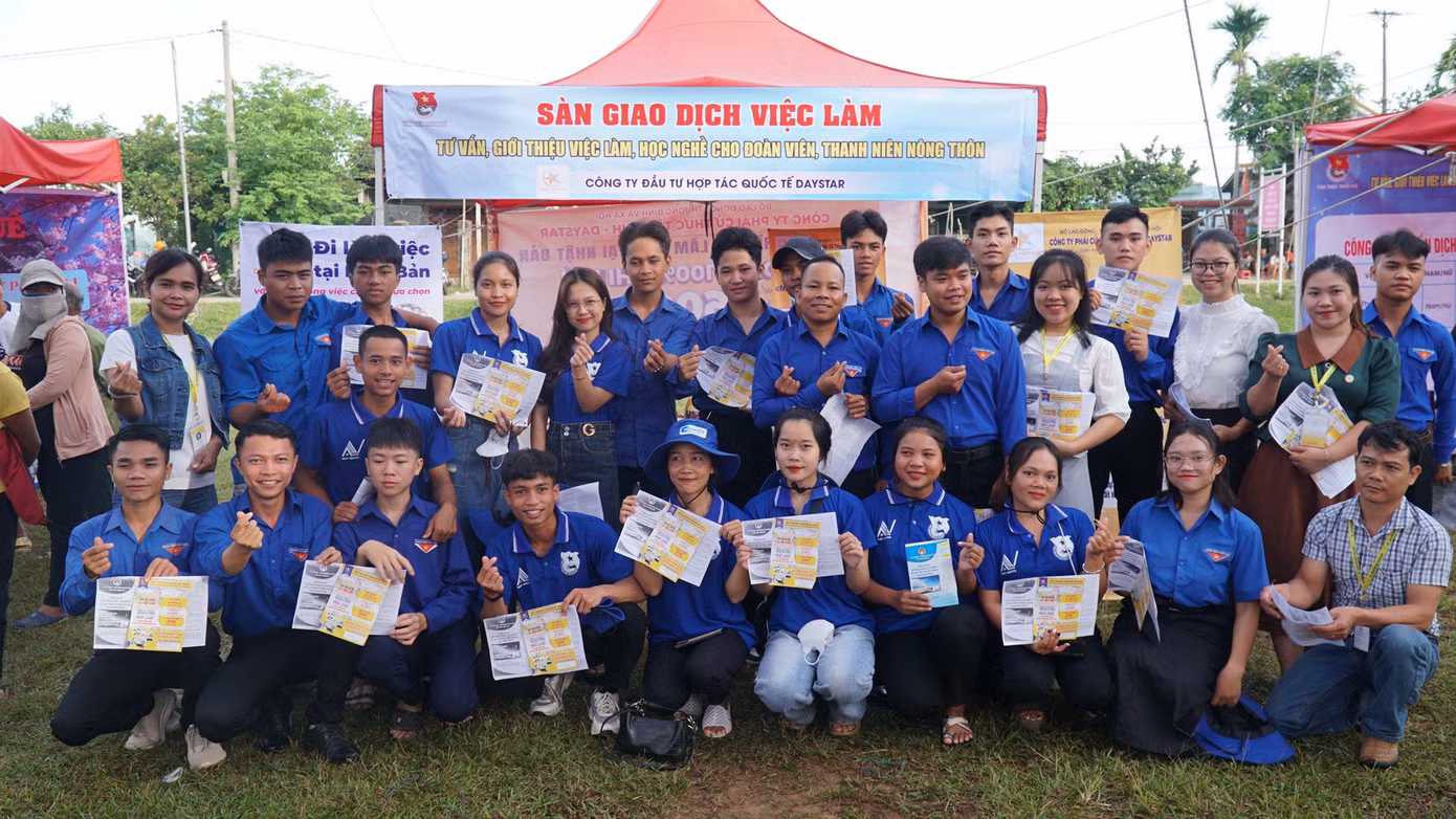 Giới thiệu sàn giao dịch việc làm cho tuổi trẻ vùng cao A Lưới.