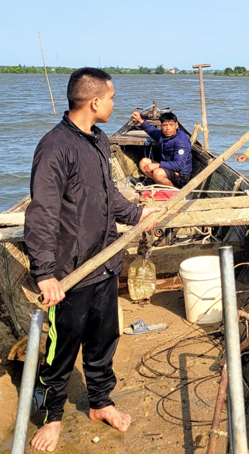 Đối tượng Nẵng (cầm sào tre) thực nghiệm lại hành vi gây án tại hiện trường. Ảnh: CACC