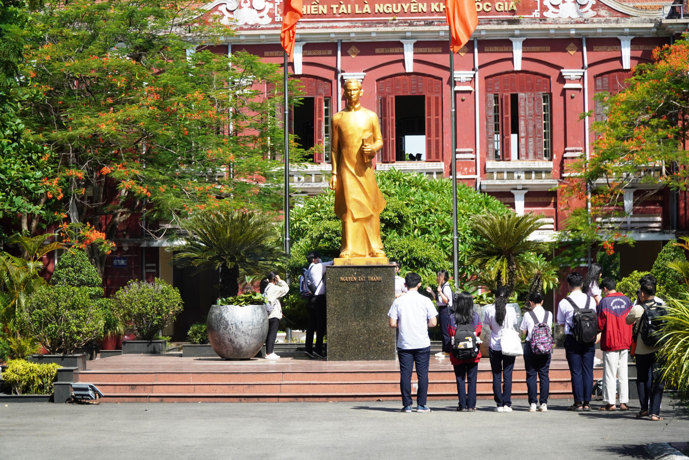 Nhiều thí sinh thành kính dâng hương trước tượng đài Nguyễn Tất Thành tại Trường Quốc học Huế trước giờ thi tốt nghiệp THPT năm 2023.