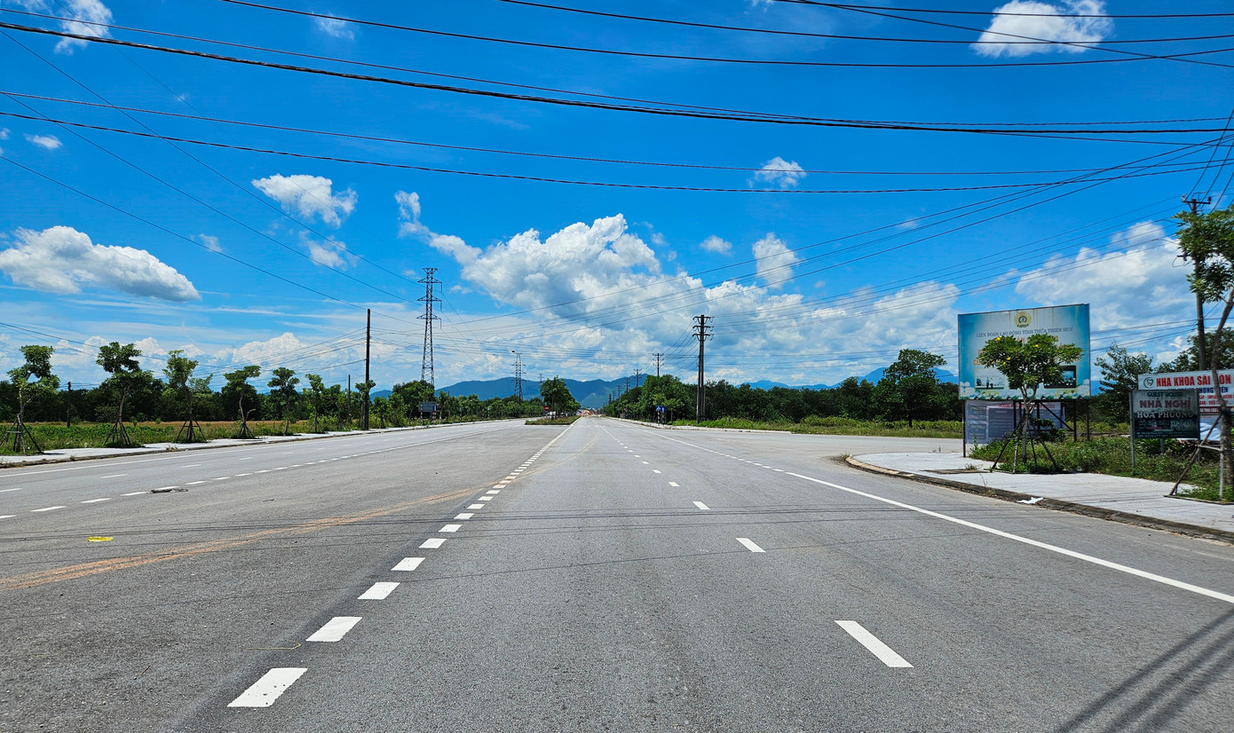 Nhiều đoạn tuyến thuộc dự án thi công đã từ nhiều năm trước, dù hoàn thành nhưng mang tính cục bộ, nhỏ lẻ, hiện được đưa vào khai thác kết nối với hệ thống giao thông của huyện Phong Điền.