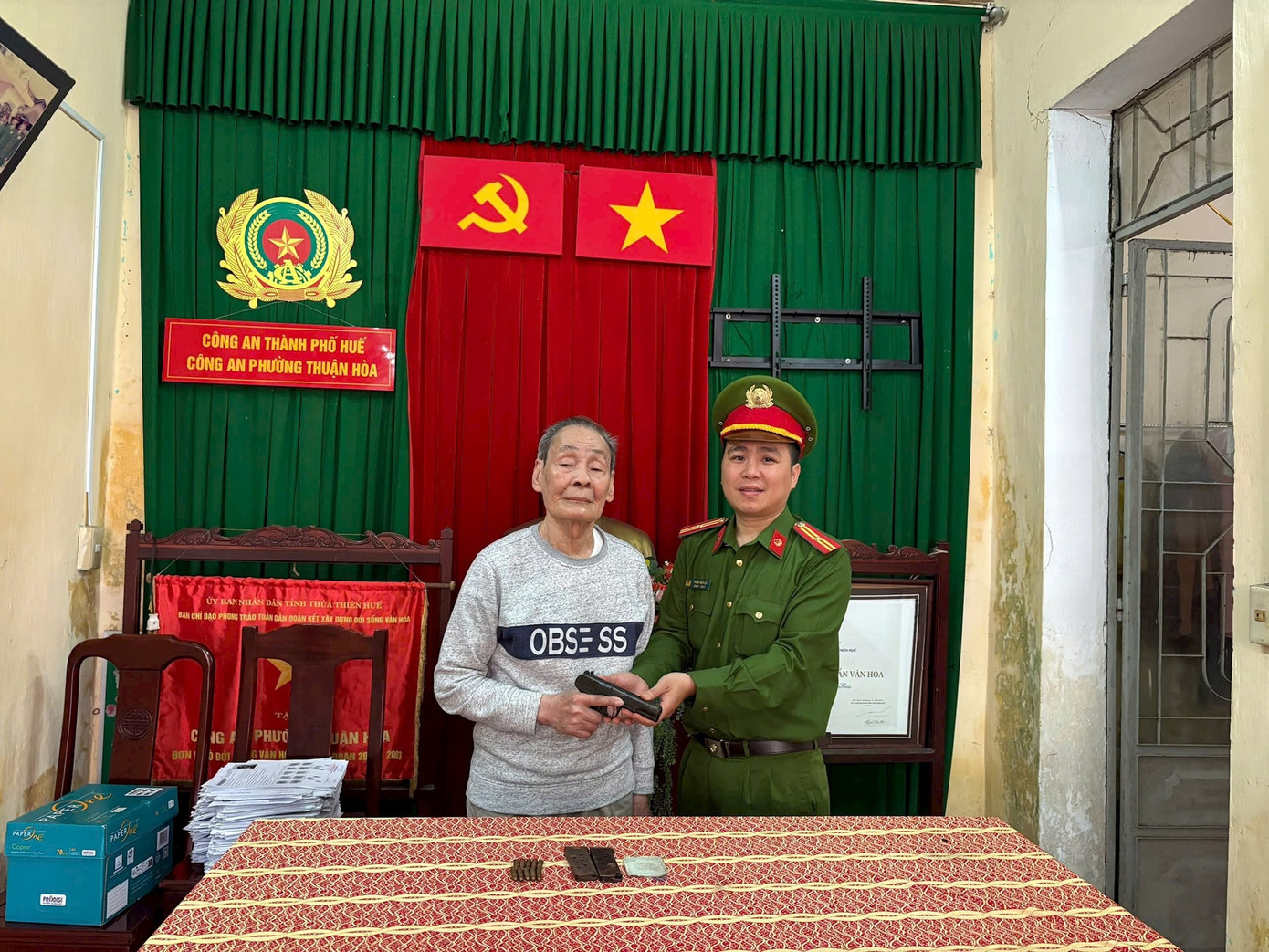 Cụ Đặng Văn Lực tự nguyện giao nộp súng K54 cho cơ quan công an. Cụ Đặng Văn Lực tự nguyện giao nộp súng K54 cho cơ quan công an.