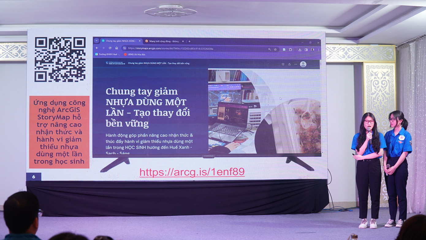 Nhóm thí sinh Nguyễn Phương Nghi - Nguyễn Thị Thanh Ninh (học sinh lớp 12 chuyên Văn, Trường THPT Chuyên Khoa học Huế) giành giải thưởng dự án xuất sắc và tiềm năng nhất. Nhóm thí sinh Nguyễn Phương Nghi - Nguyễn Thị Thanh Ninh (học sinh lớp 12 chuyên Văn, Trường THPT Chuyên Khoa học Huế) giành giải thưởng dự án xuất sắc và tiềm năng nhất.