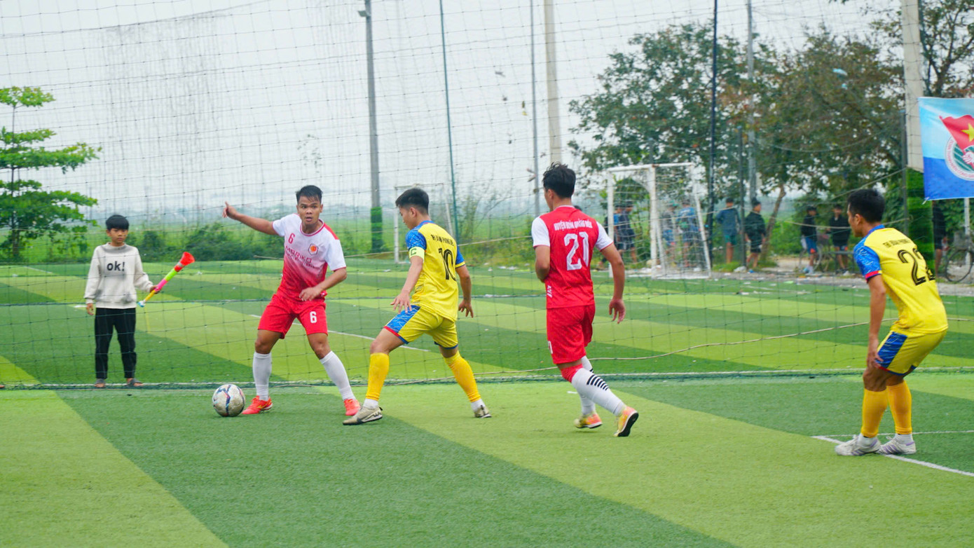 Màn so tài trong trận chung kết giữa hai đội bóng thanh niên đến từ các huyện, thị phía bắc thành phố Huế.