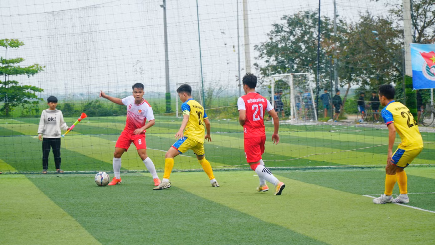 Màn so tài trong trận chung kết giữa hai đội bóng thanh niên đến từ các huyện, thị phía bắc thành phố Huế.