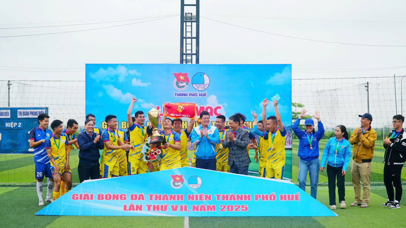 Đội bóng Thị Đoàn Phong Điền xuất sắc giành cúp vô địch.