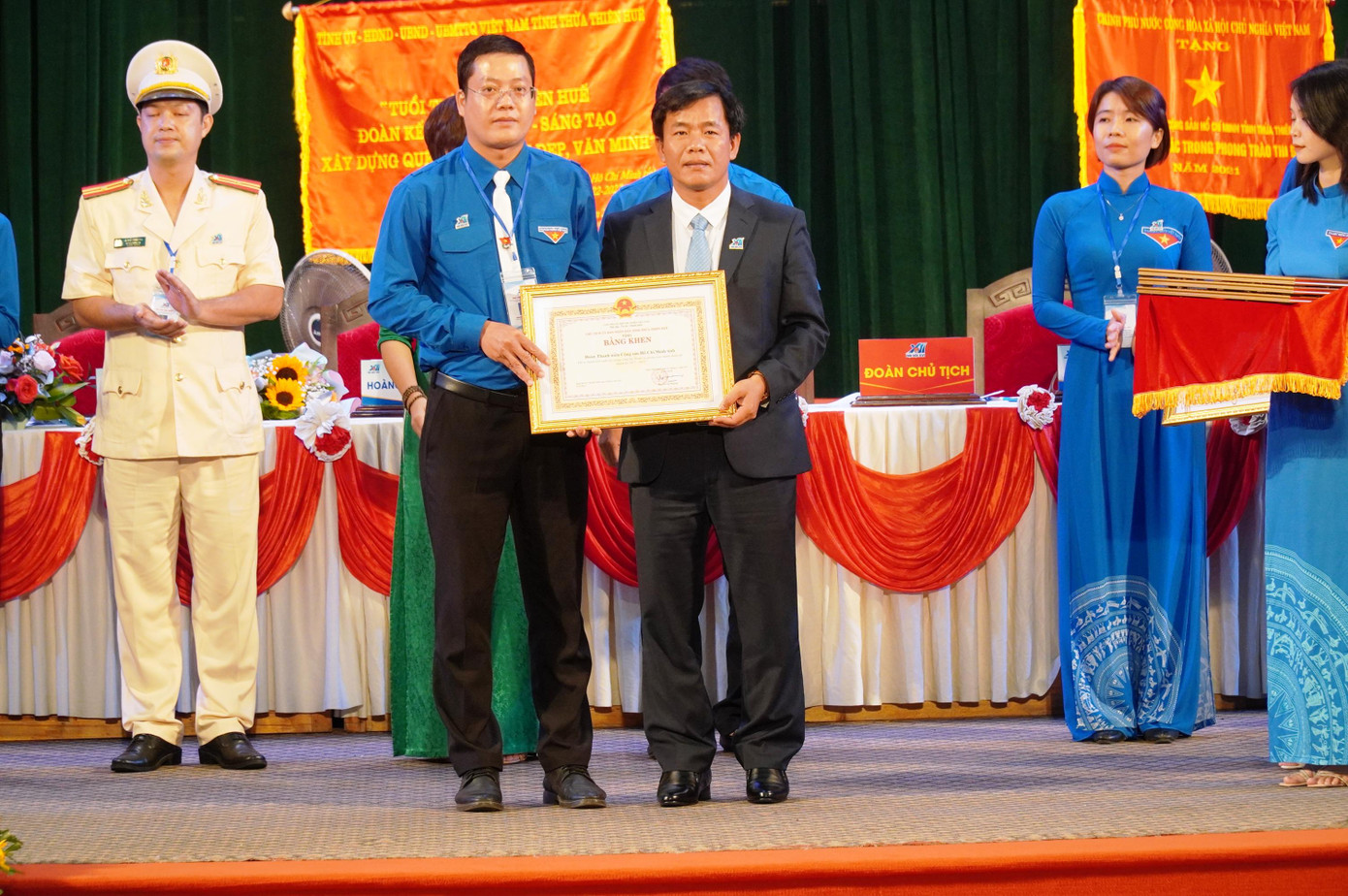 Khen thưởng các tập thể, cá nhân có thành tích xuất sắc. Ảnh: N.V