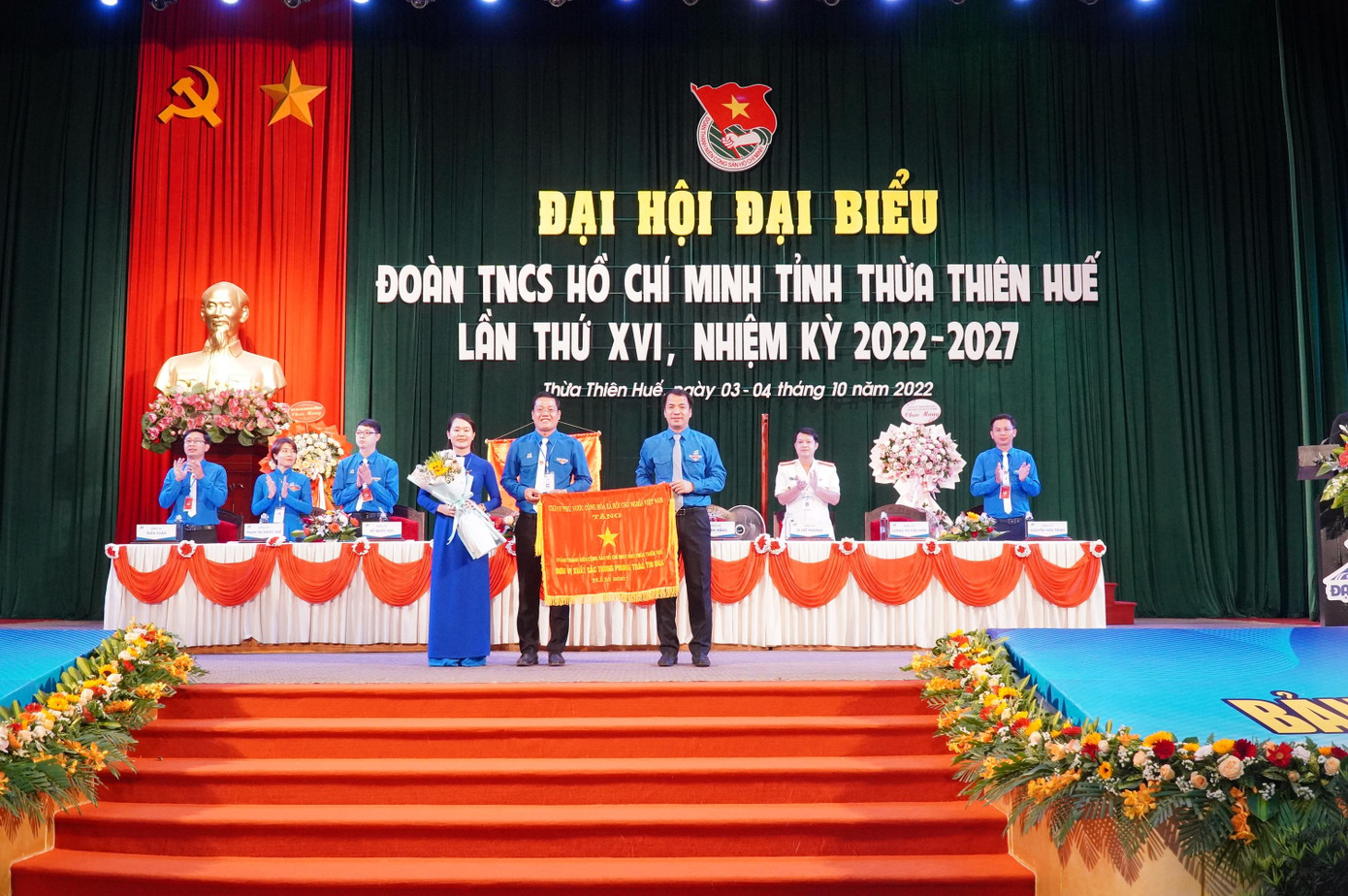 Đoàn TNCS Hồ Chí Minh tỉnh TT-Huế được Chính phủ khen thưởng với thành tích đơn vị xuất sắc trong phong trào thi đua năm 2021. Ảnh: N.V