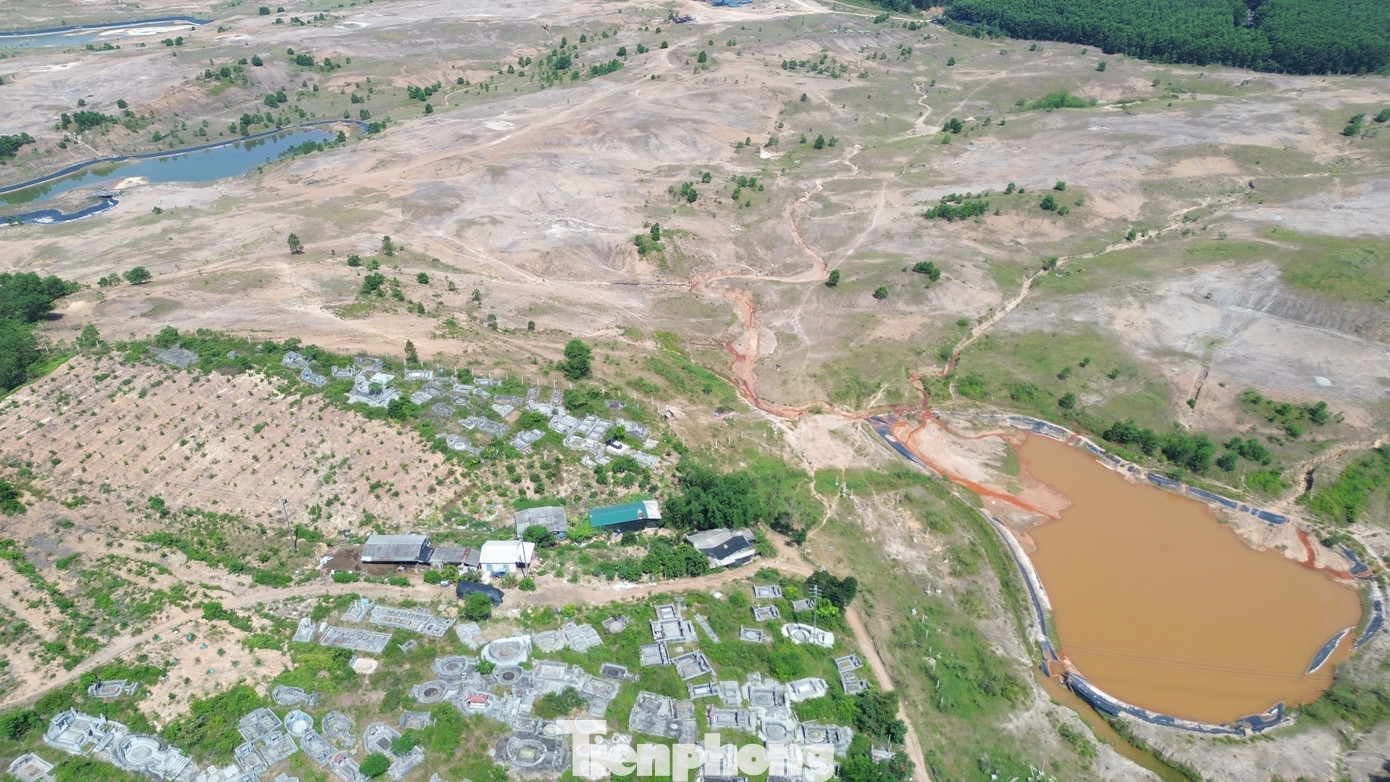 Những năm qua, người dân địa phương nhiều lần phản ánh tình trạng đất đai để hoang, lãng phí nguồn lực tài nguyên kéo dài tại dự án sân golf Huế. Thậm chí, đại biểu HĐND tỉnh Thừa Thiên - Huế (nay là TP Huế) cũng từng lên tiếng về sự bất cập của dự án kéo dài gần 2 thập niên này. Nhiều ý kiến cho rằng, cần thu hồi đất để triển khai một dự án hiệu quả và đảm bảo tiến độ hơn tại khu vực này. Những năm qua, người dân địa phương nhiều lần phản ánh tình trạng đất đai để hoang, lãng phí nguồn lực tài nguyên kéo dài tại dự án sân golf Huế. Thậm chí, đại biểu HĐND tỉnh Thừa Thiên - Huế (nay là TP Huế) cũng từng lên tiếng về sự bất cập của dự án kéo dài gần 2 thập niên này. Nhiều ý kiến cho rằng, cần thu hồi đất để triển khai một dự án hiệu quả và đảm bảo tiến độ hơn tại khu vực này.