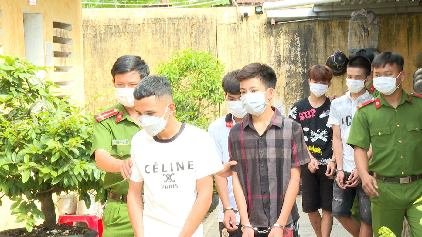 Nhóm đối tượng 2 đêm liên tiếp ra đường chặn xe người đi đường cướp tài sản. Ảnh: CA